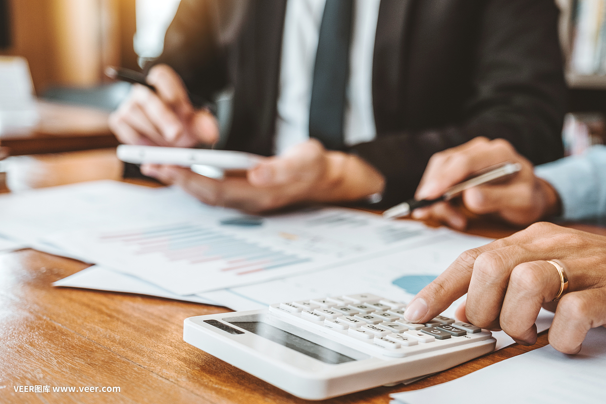 會計業務團隊會議策劃、戰略分析、投資節約理念。會議討論新計劃財務圖表數據